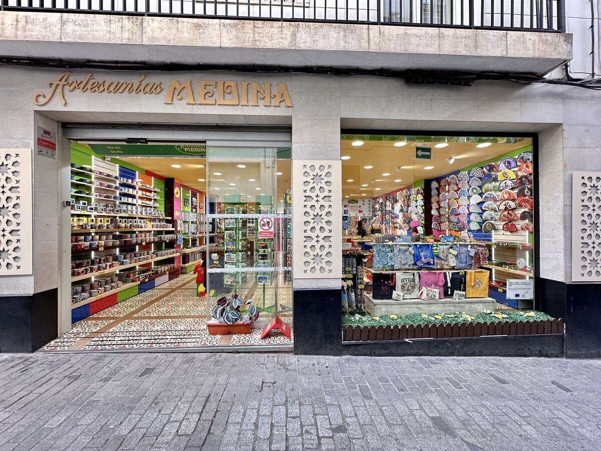 Fachada de la tienda de Artesanías Medina en Placentines 23, Sevilla