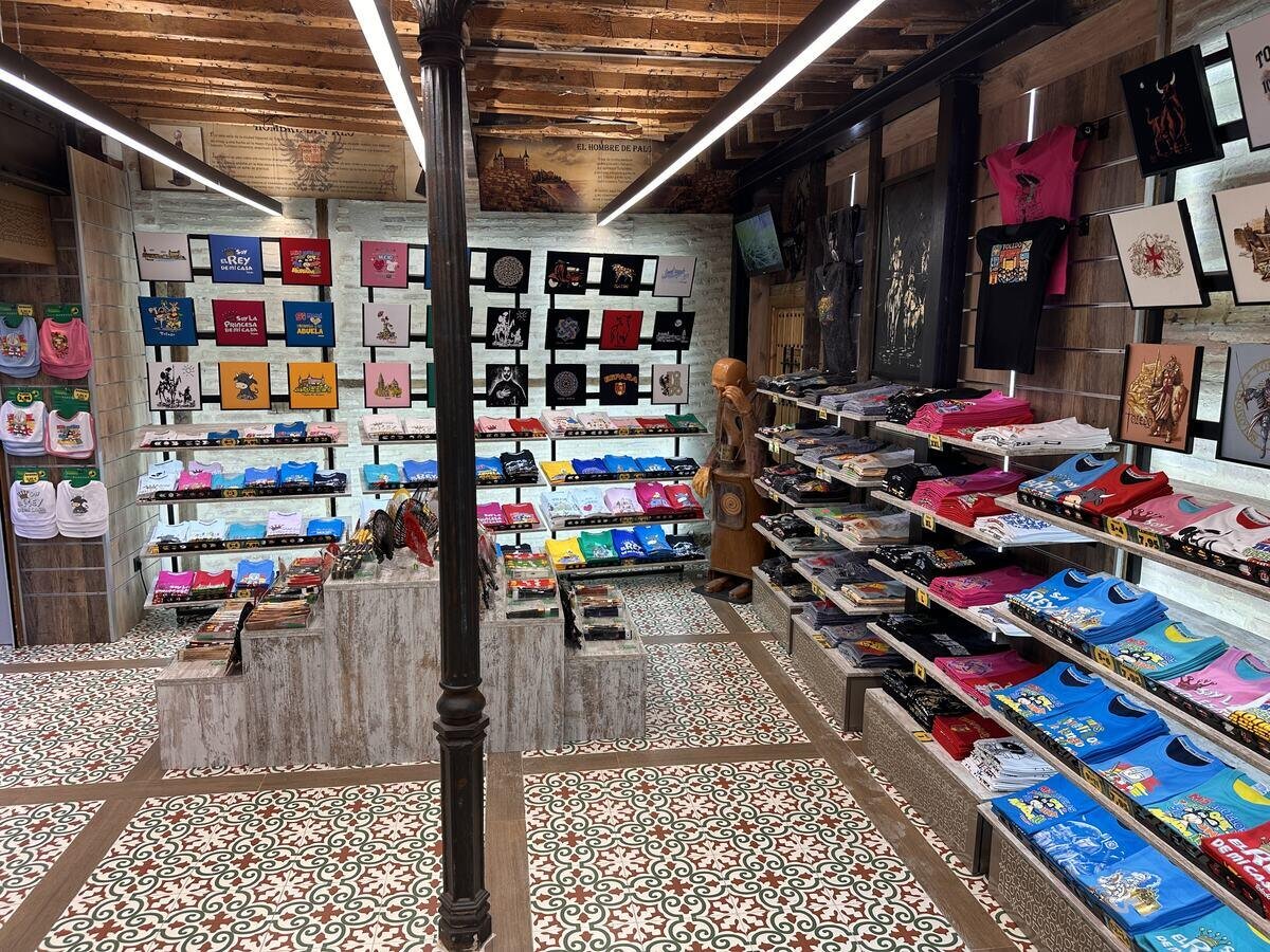 Interior de la tienda de Artesanías Medina en Hombre de Palo 10, Toledo