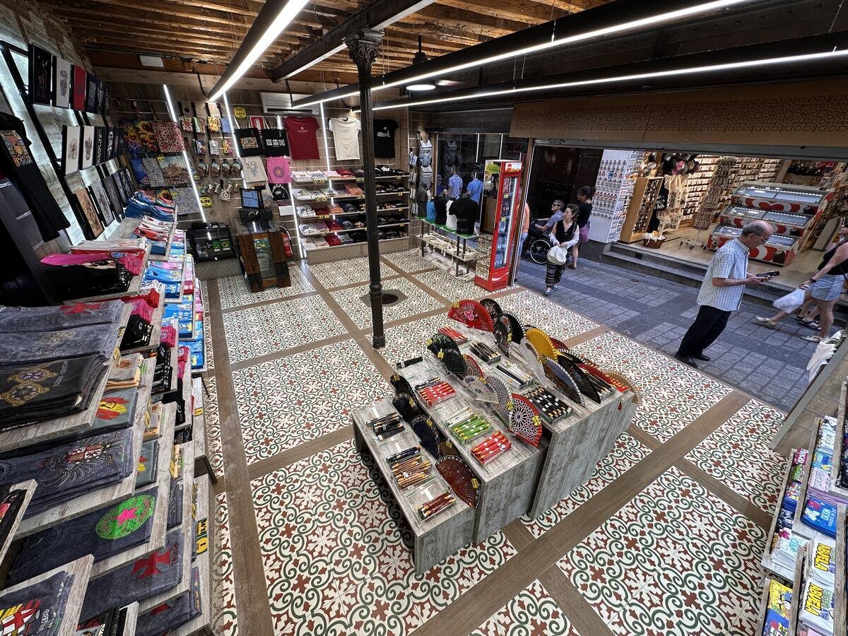 Rincón de la tienda de Artesanías Medina en Hombre de Palo 10, Toledo