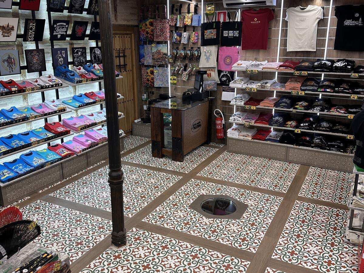 Rincón de la tienda de Artesanías Medina en Hombre de Palo 10, Toledo