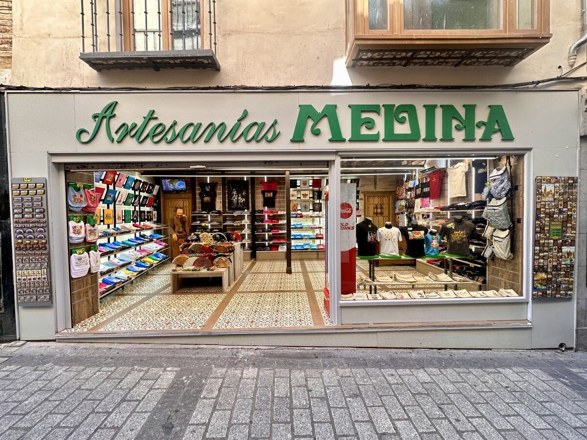 Fachada de la tienda de Artesanías Medina en Hombre de Palo 10, Toledo