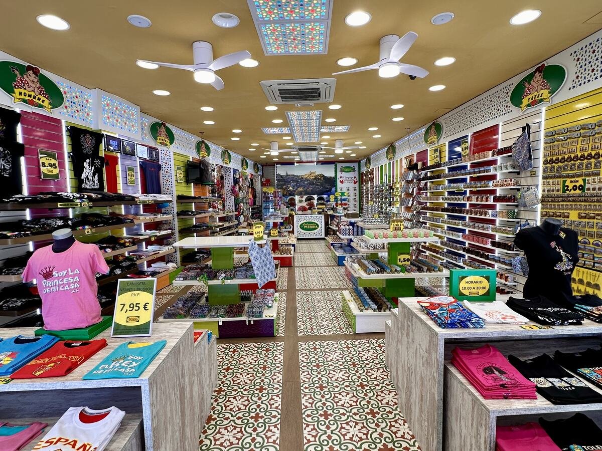 Interior de la tienda de Artesanías Medina en Horno de los Bizcochos 3, Toledo