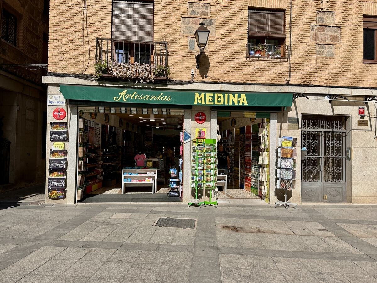 Fachada de la tienda de Artesanías Medina en Horno de los Bizcochos 3, Toledo